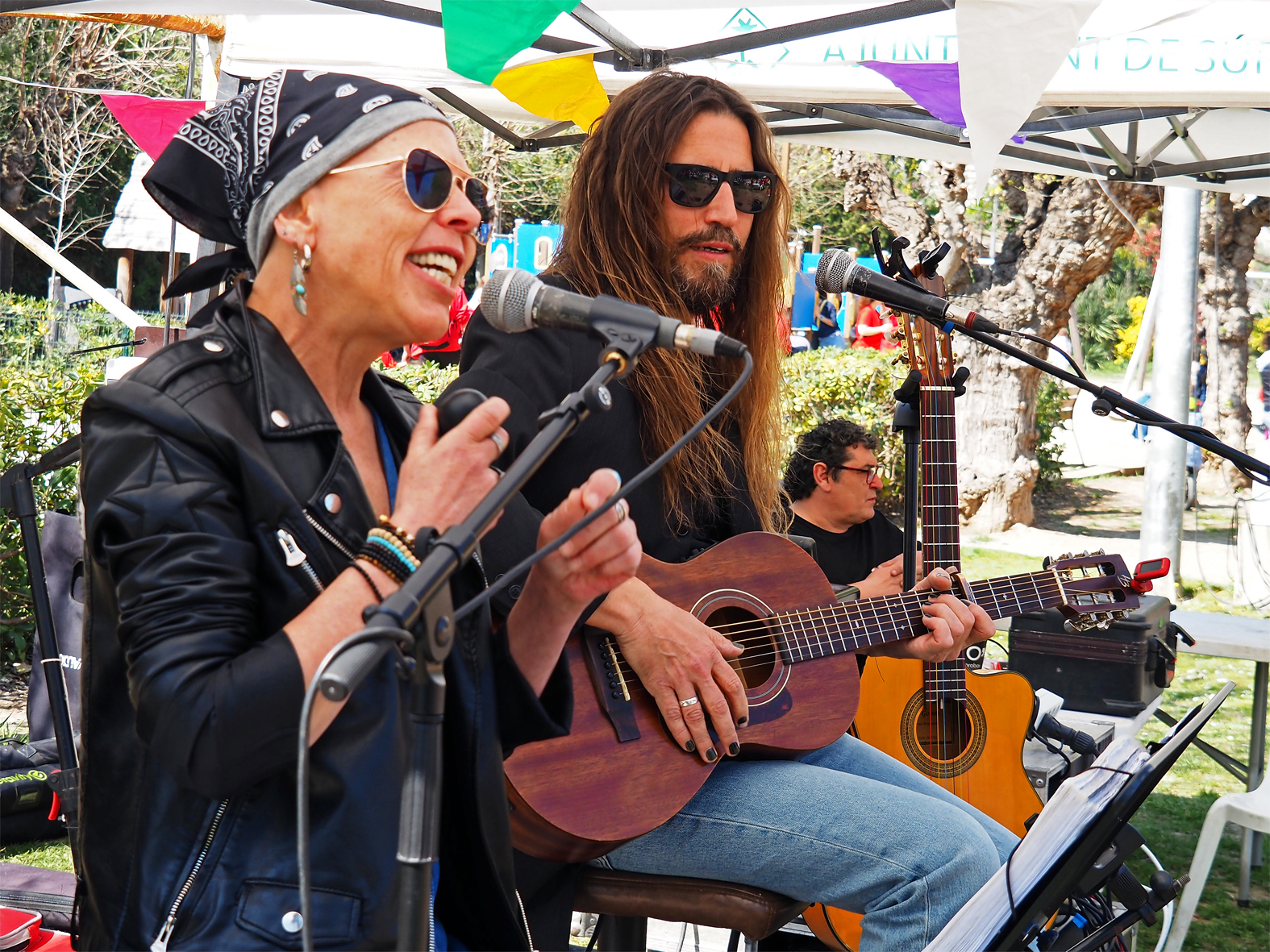 ActuaciÃ³ de LaTrup Duet durant el Vermut Caramellaire de SÃºria al Parc Municipal Macary i Viader.