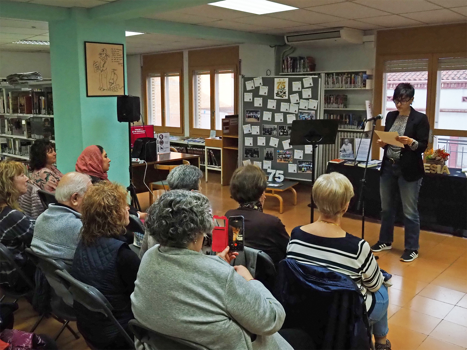 Lectura del poema 'Foc d'ocell' de Blai Bonet durant l'acte central del Dia Mundial de la Poesia, a la Biblioteca P&uacute;blica.