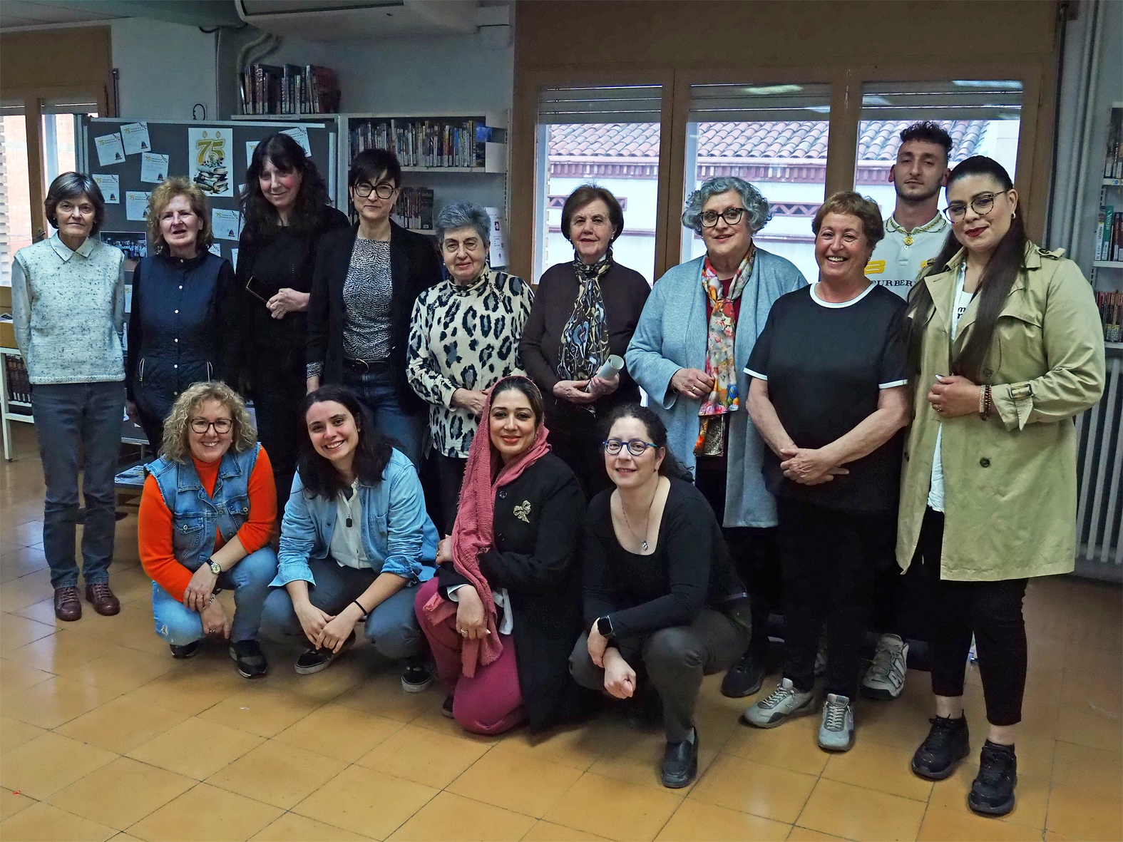 Foto de grup de les persones participants en l'acte central del Dia Mundial de la Poesia, a la Biblioteca P&uacute;blica.