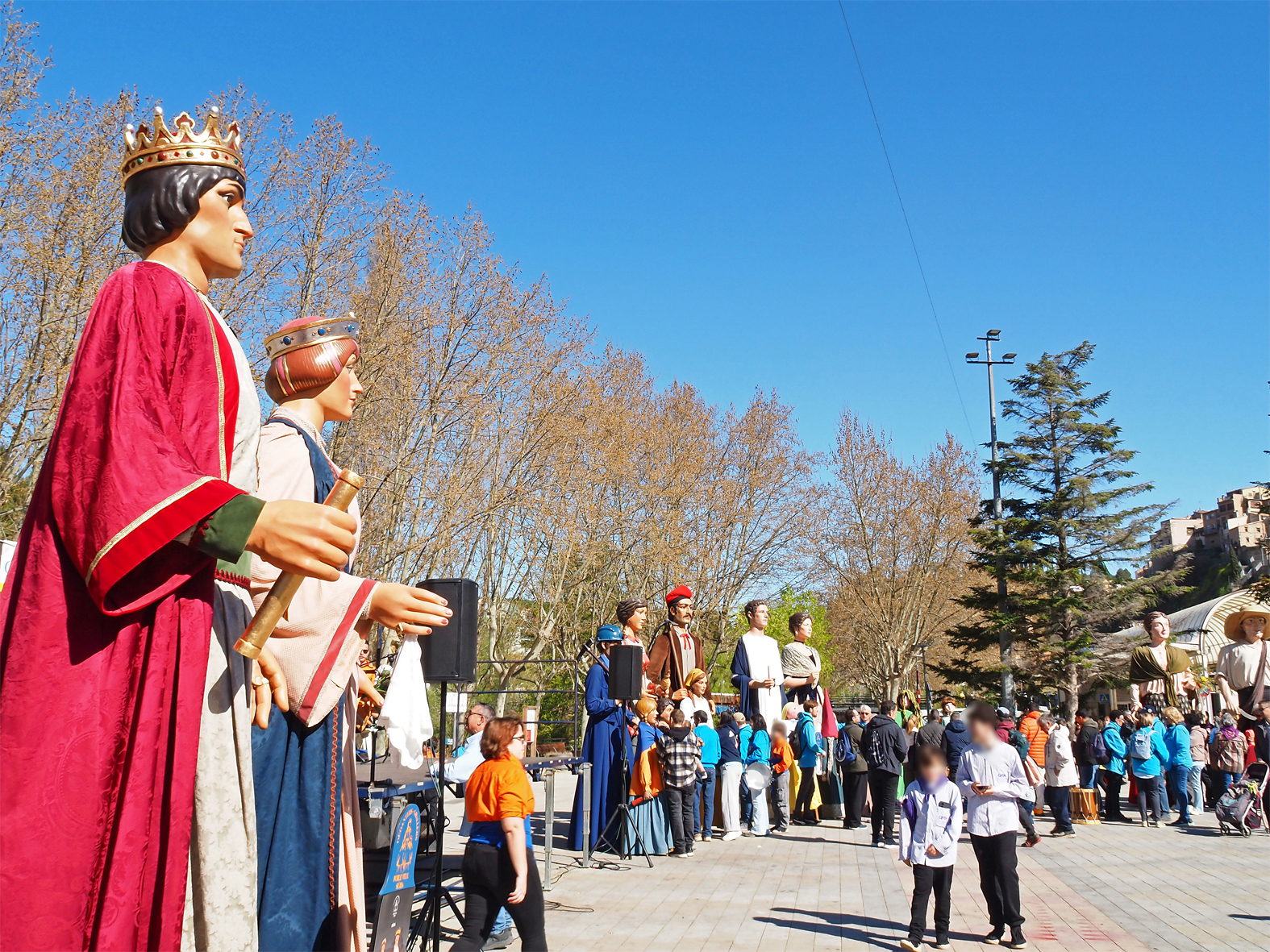 Ambient a la plaÃ§a de Sant Joan, desprÃ©s de la plantada de la 16a Trobada de Gegants de SÃºria, dins del programa de la Fira de Rams.