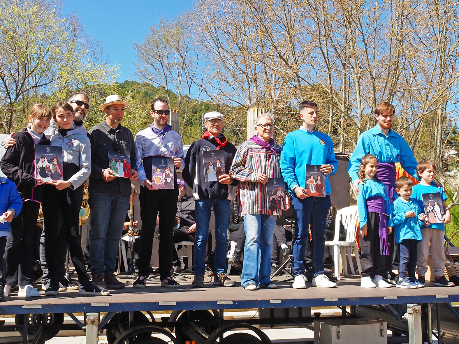 Representants de les colles participants en la 16a Trobada de Gegants de SÃºria, amb els records dâ€™agraÃ¯ment per la seva participaciÃ³.