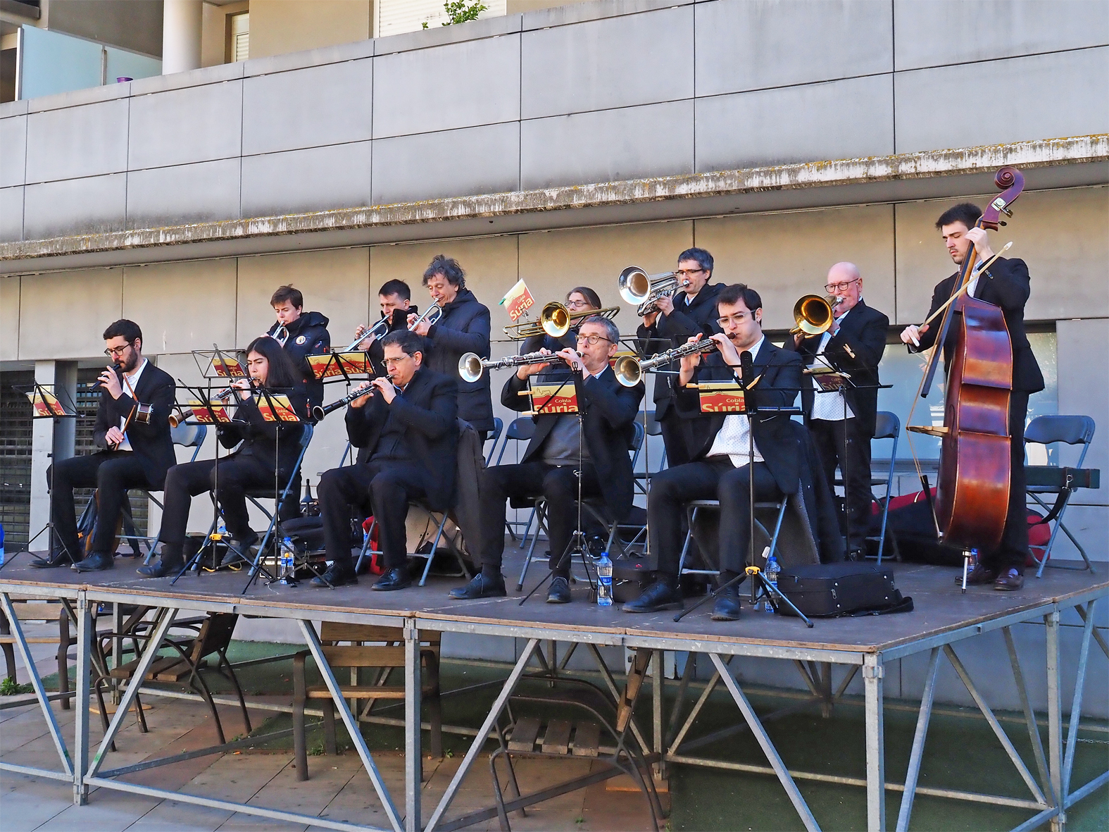 La Cobla SÃºria, durant la ballada de sardanes de la Fira de Rams.