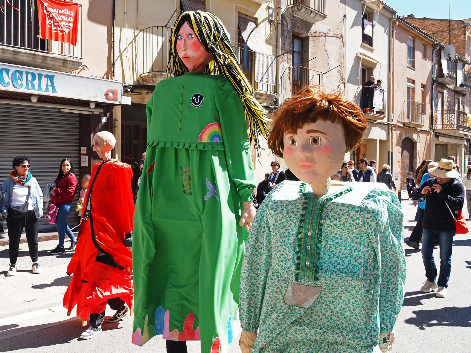 La colla de lâ€™Escola Francesc MaciÃ  de SÃºria, durant la cercavila de la 16a Trobada de Gegants de SÃºria, dins del programa de la Fira de Rams.