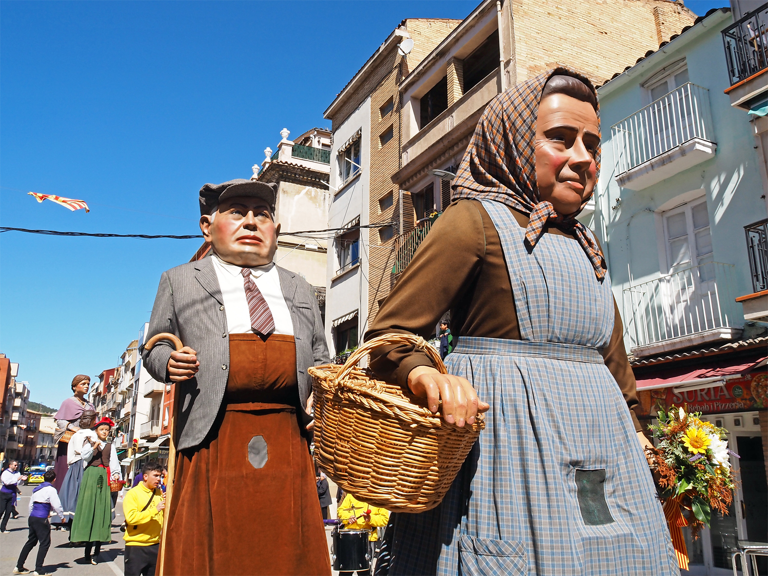 La colla de Montmajor, durant la cercavila de la 16a Trobada de Gegants de SÃºria, dins del programa de la Fira de Rams.