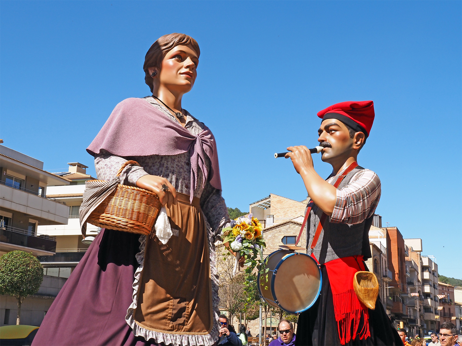 La colla de Castellbisbal, durant la cercavila de la 16a Trobada de Gegants de SÃºria, dins del programa de la Fira de Rams.