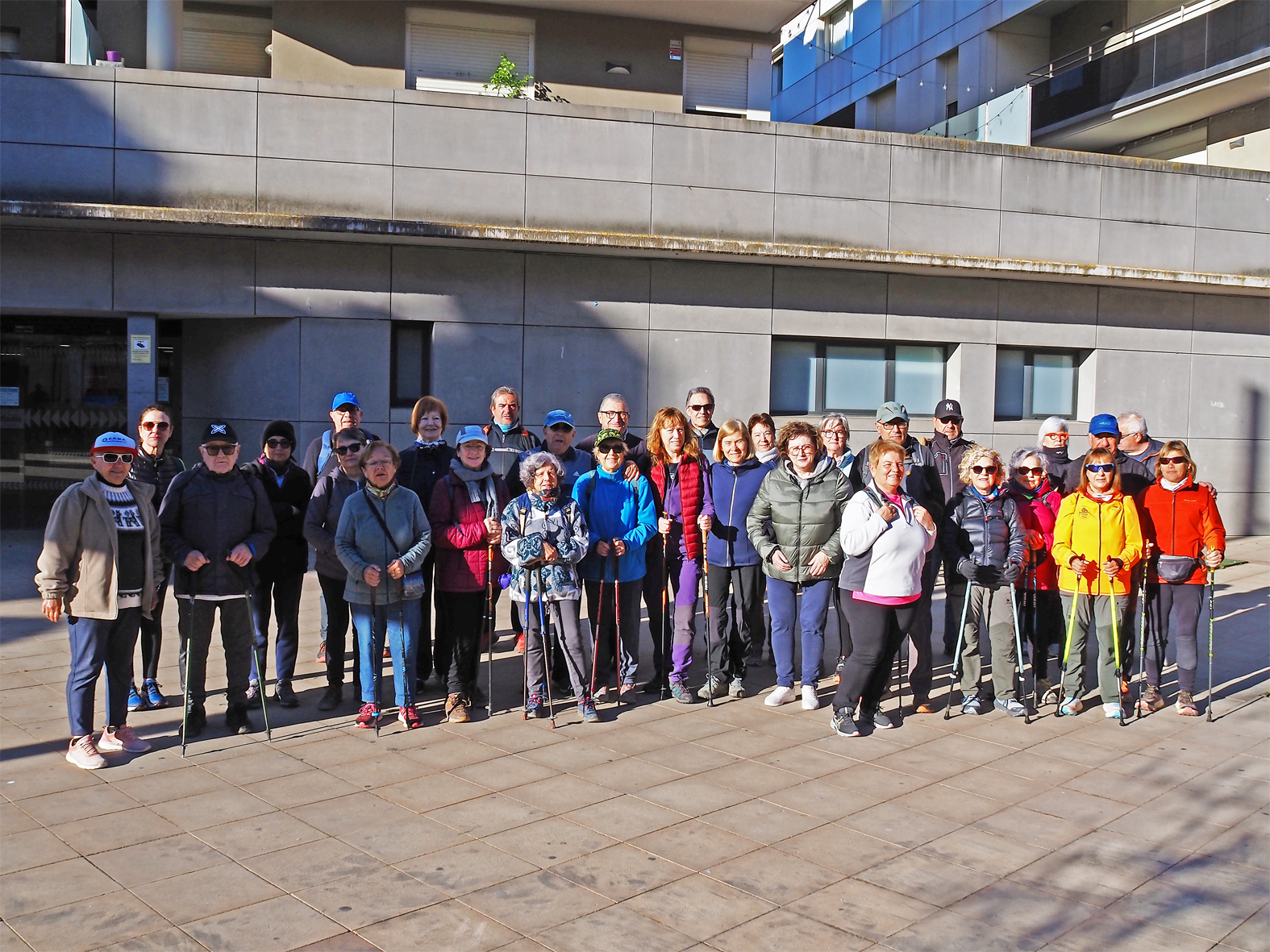 Curs 2025-26 - Foto de grup de les persones participants en la Caminada de la Gent Gran, organitzada per l'Ajuntament de SÃºria, Consell Municipal de la Gent Gran i Centre Excursionista.