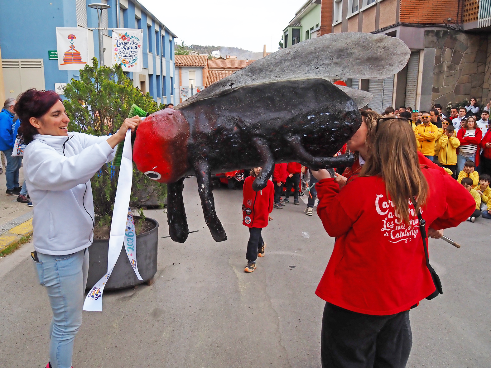 La regidora de Festes, Alba Mart&iacute;nez lliura la cinta commemorativa a la colla de l'Altatxu en l'acte d'inici de les Caramelles de S&uacute;ria, al davant de la Casa de la Vila.