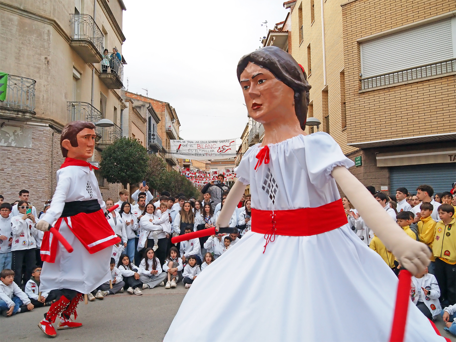 Actuaci&oacute; de les colles de l'Agrupaci&oacute; Sardanista amb els nous gegants Miquel i Maria durant la Passada Caramellaire, en el primer dia de les Caramelles de S&uacute;ria.