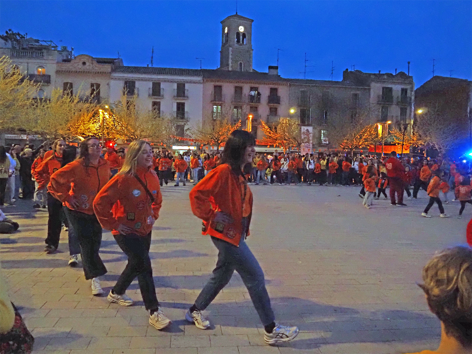 La colla del Tro Gros interpreta el Ball de Cascavells durant la Passada Caramellaire, en el primer dia de les Caramelles de S&uacute;ria.
