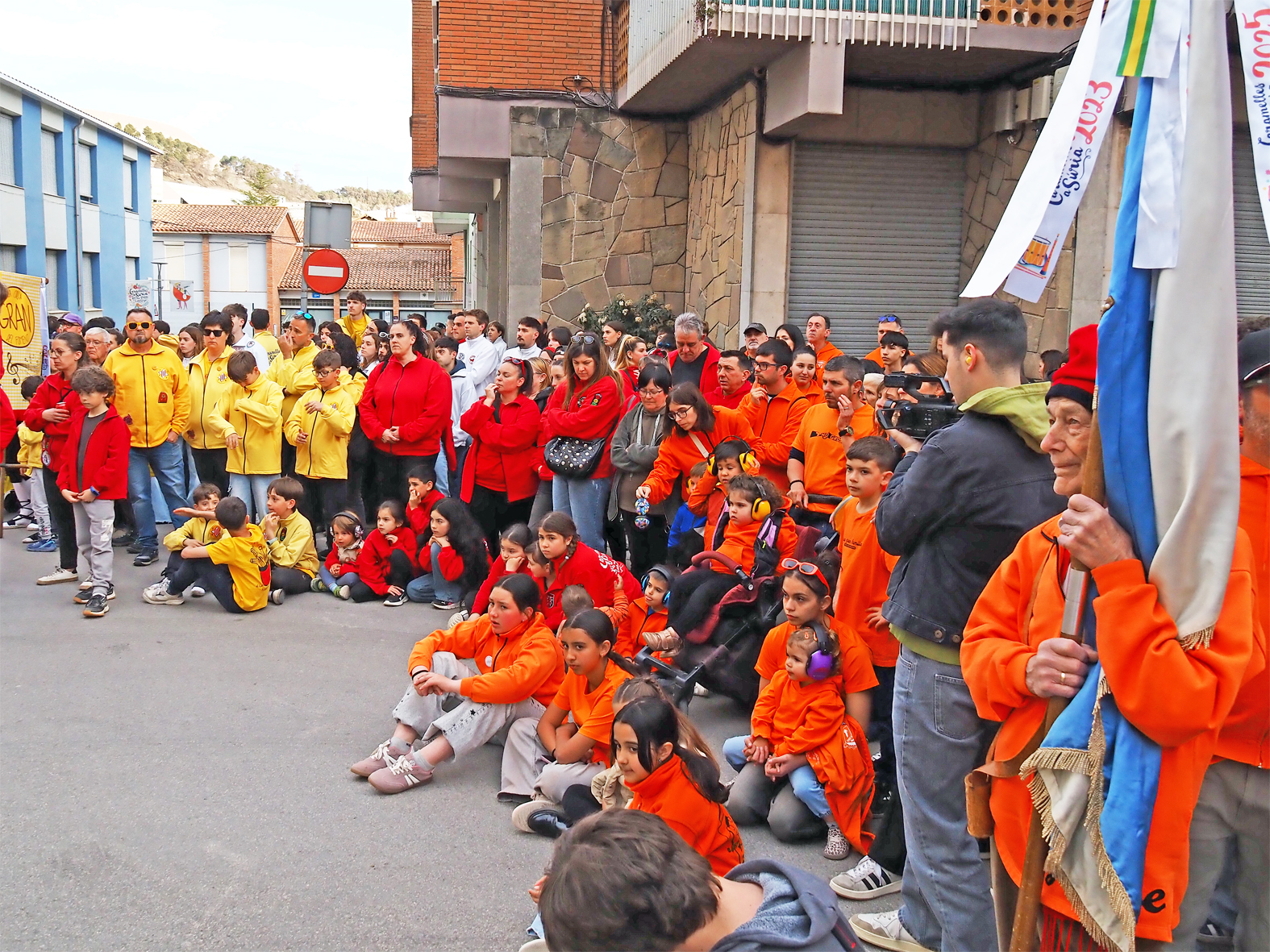 Imatge de l'acte d'inici de les Caramelles de S&uacute;ria al davant de la Casa de la Vila.