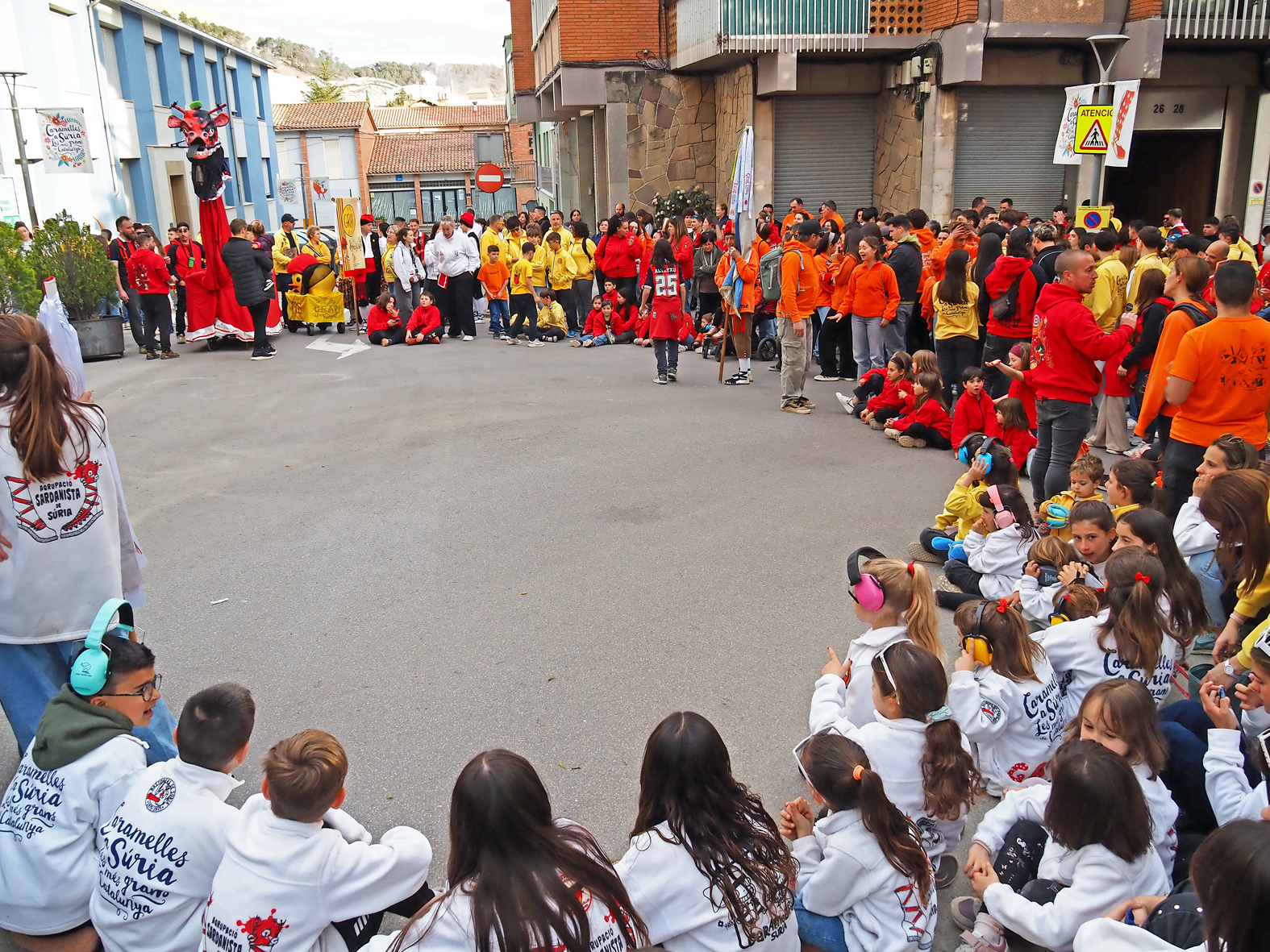 Imatge de l'acte d'inici de les Caramelles de S&uacute;ria al davant de la Casa de la Vila.
