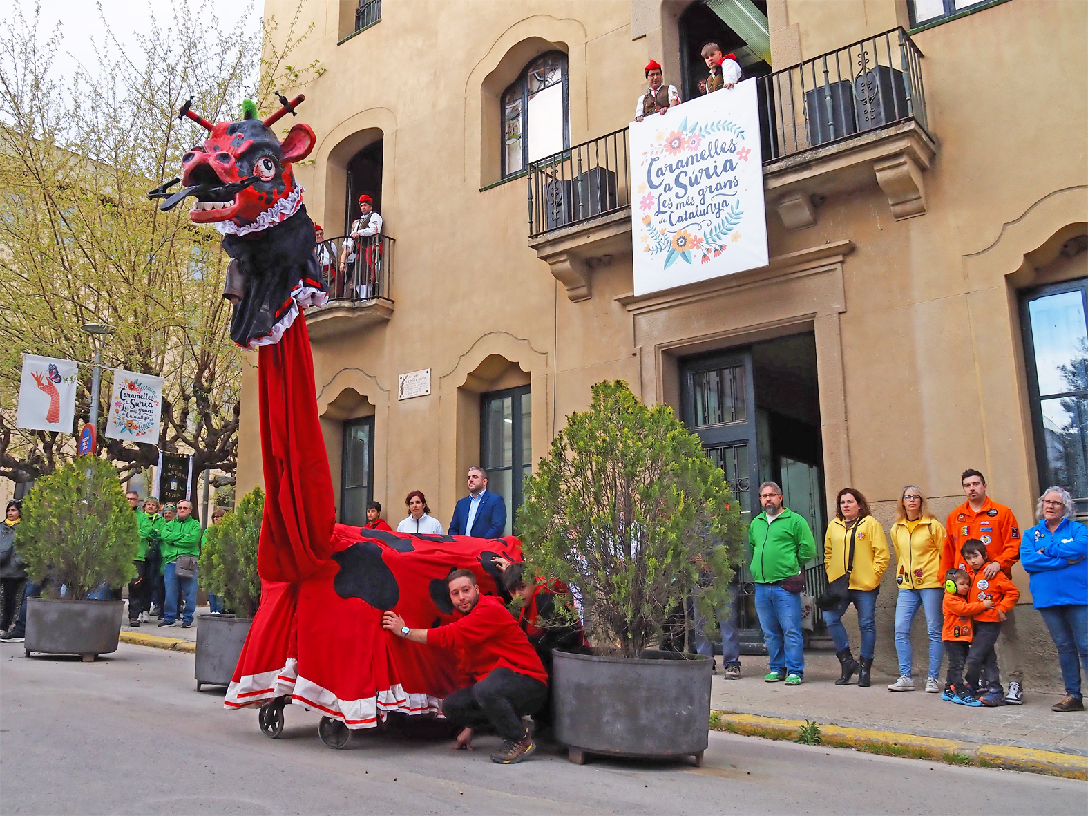 La Vaca de la colla de l'Altatxu fa el preg&oacute; de les Caramelles de S&uacute;ria en l'acte d'inici de la festa al davant de la Casa de la Vila.