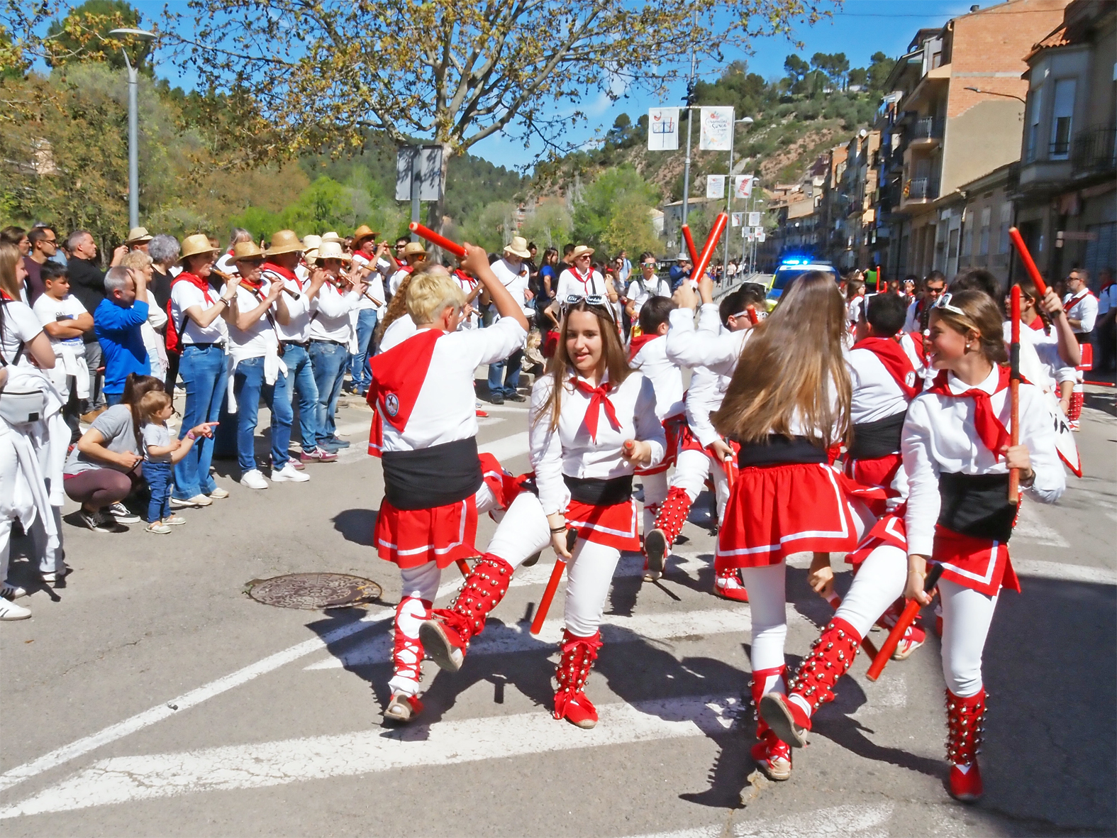 Actuaci&oacute; de la colla dels Grans de l'Agrupaci&oacute; Sardanista a l'entorn de la pla&ccedil;a Clav&eacute; en les Caramelles de S&uacute;ria 2026.