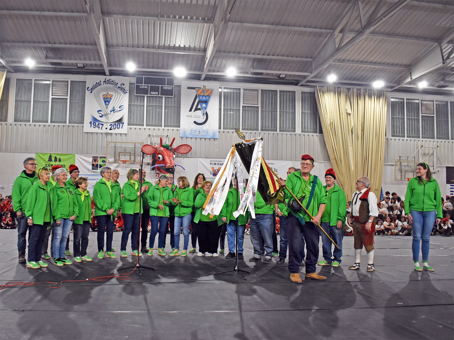 Salutaci&oacute; de l'estendard de la colla de La Llanterna durant la Trobada Caramellaire del Pavell&oacute; en les Caramelles de S&uacute;ria 2026.