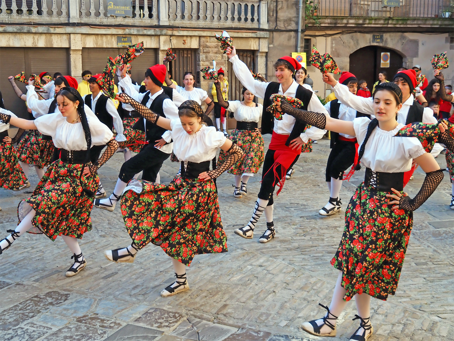 Actuaci&oacute; de la colla Juvenil del Foment Cultural a la pla&ccedil;a Major del Poble Vell en les Caramelles de S&uacute;ria 2026.