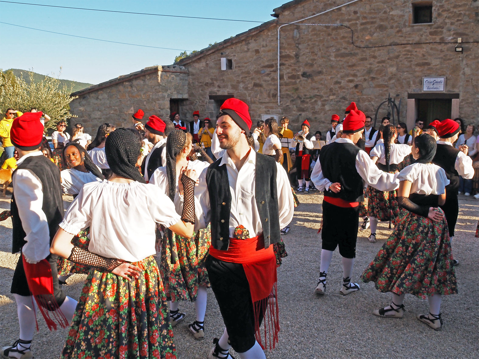Actuaci&oacute; de la colla Juvenil del Foment Cultural a Cal Gaud&oacute; durant les Caramelles a Pag&egrave;s en les Caramelles de S&uacute;ria 2026.