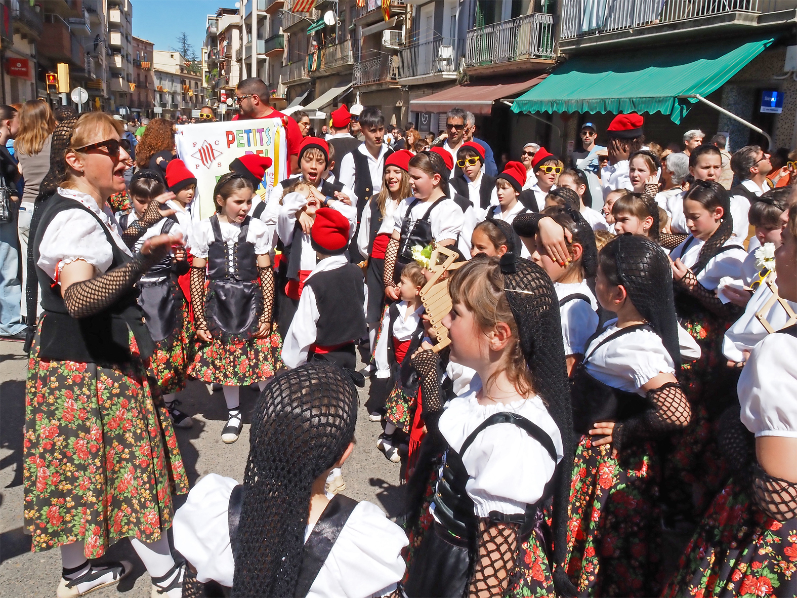 Actuaci&oacute; de la colla Infantil del Foment Cultural al carrer González Solesio en les Caramelles de S&uacute;ria 2026.