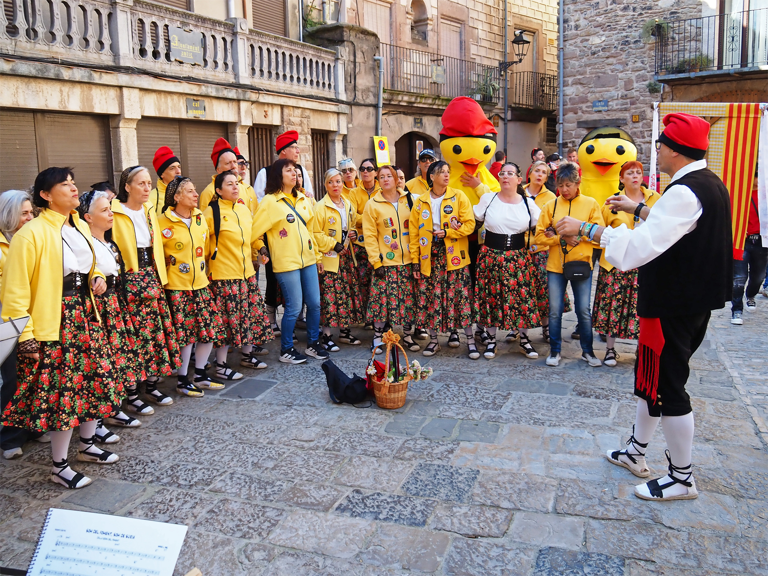 Actuaci&oacute; de la colla Gran del Foment Cultural a la pla&ccedil;a Major del Poble Vell en les Caramelles de S&uacute;ria 2026.
