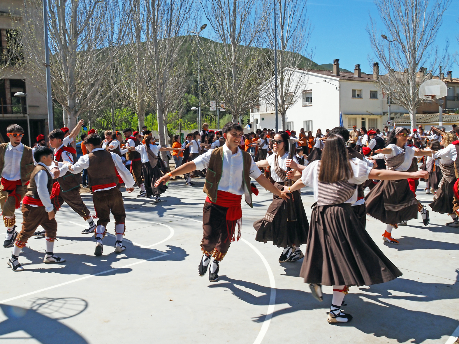 Actuaci&oacute; de la colla del Tro Gros al barri de Fusteret en les Caramelles de S&uacute;ria 2026.