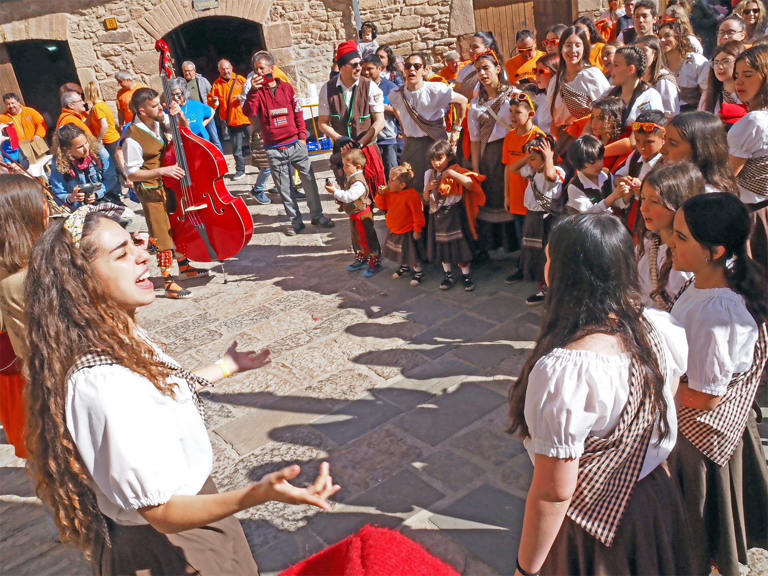 Actuaci&oacute; de la colla del Tro Gros a la pla&ccedil;a Major del Poble Vell en les Caramelles de S&uacute;ria 2026.