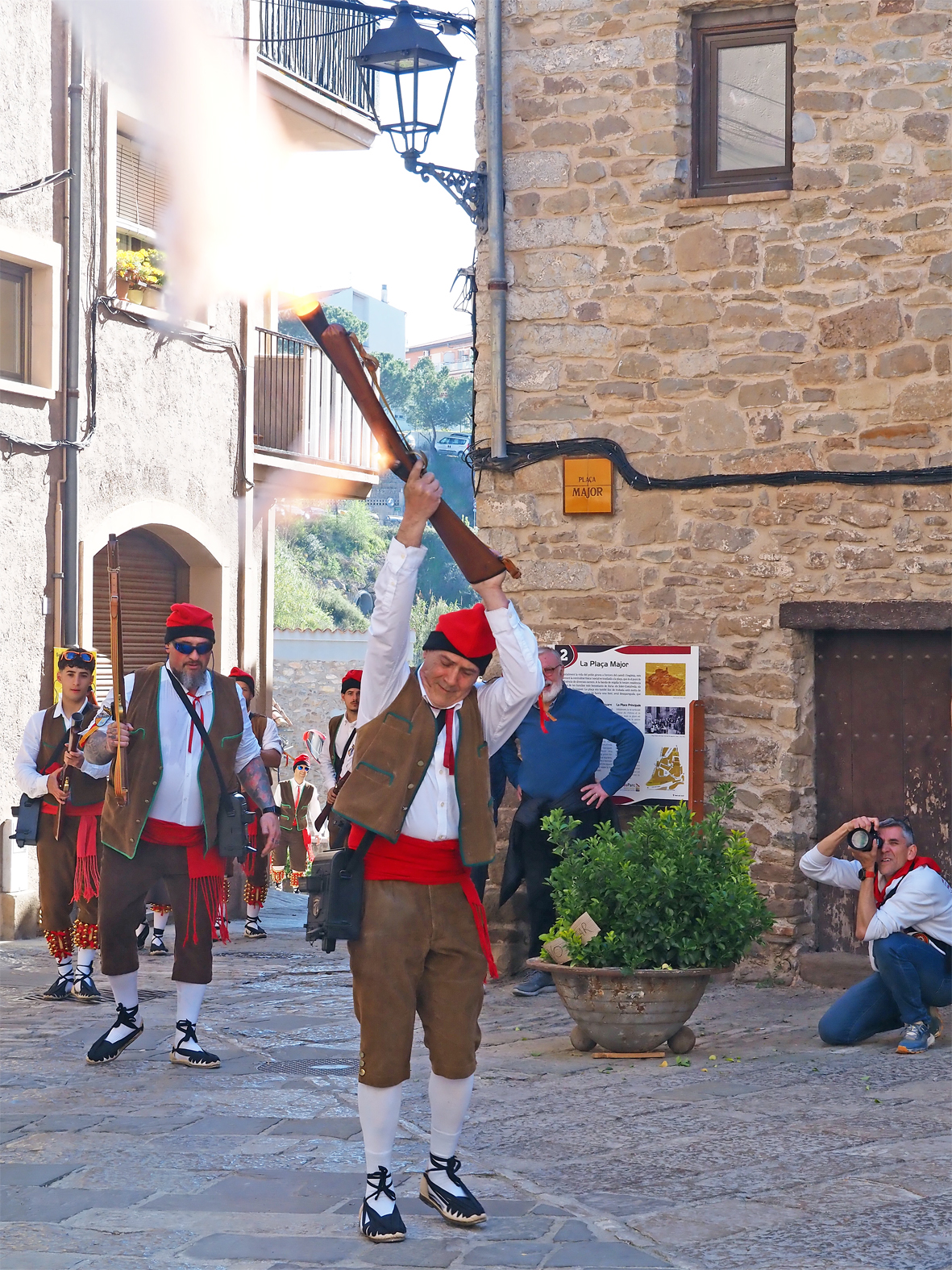 Entrada dels trabucaires de la colla del Tro Gros a la pla&ccedil;a Major del Poble Vell en les Caramelles de S&uacute;ria 2026.