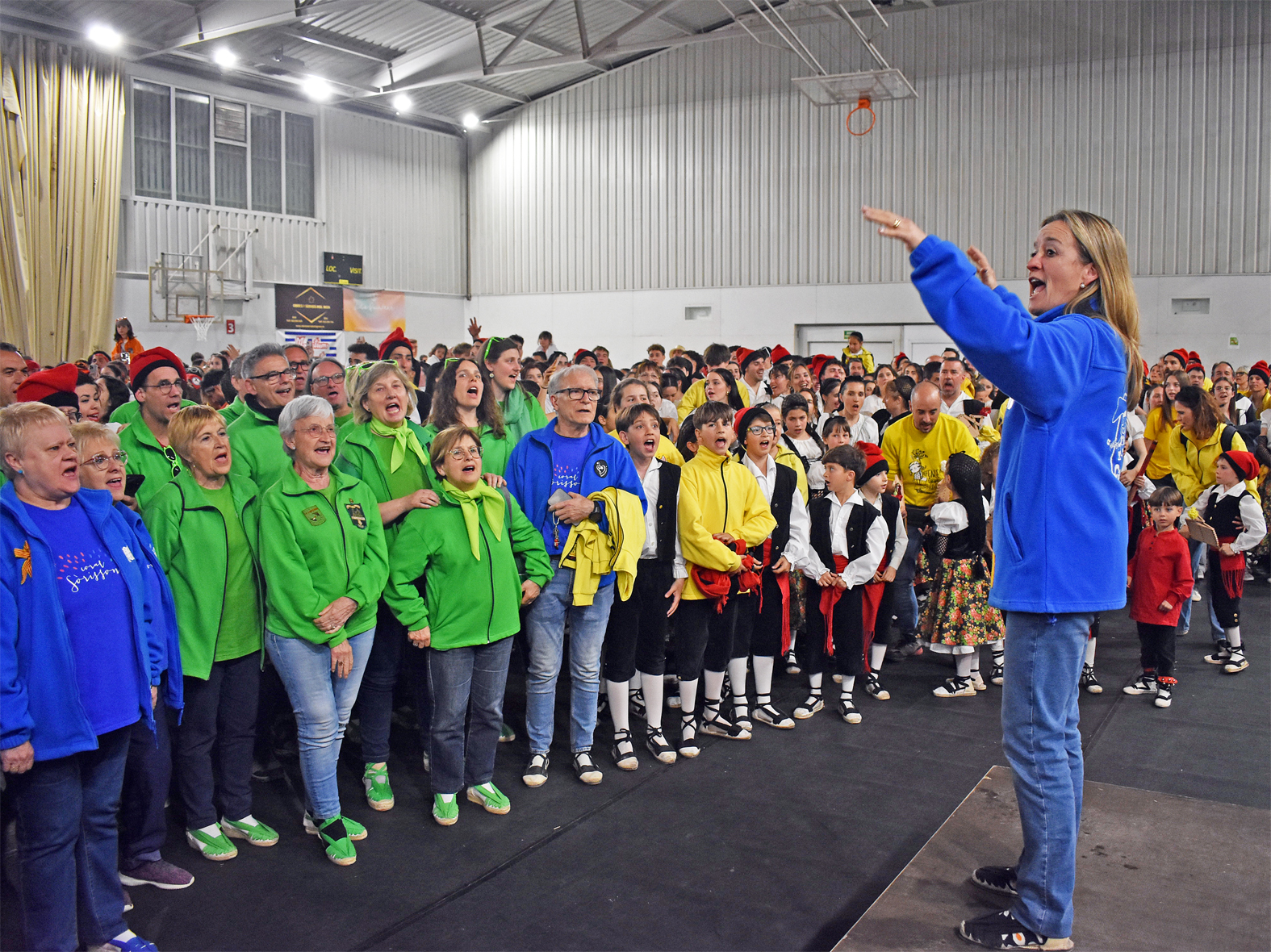 Interpretaci&oacute; d'El Cant del Poble al final de la Trobada Caramellaire del Pavell&oacute; en les Caramelles de S&uacute;ria 2026.