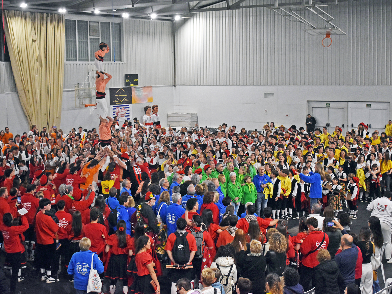 Interpretaci&oacute; d'El Cant del Poble al final de la Trobada Caramellaire del Pavell&oacute; en les Caramelles de S&uacute;ria 2026.