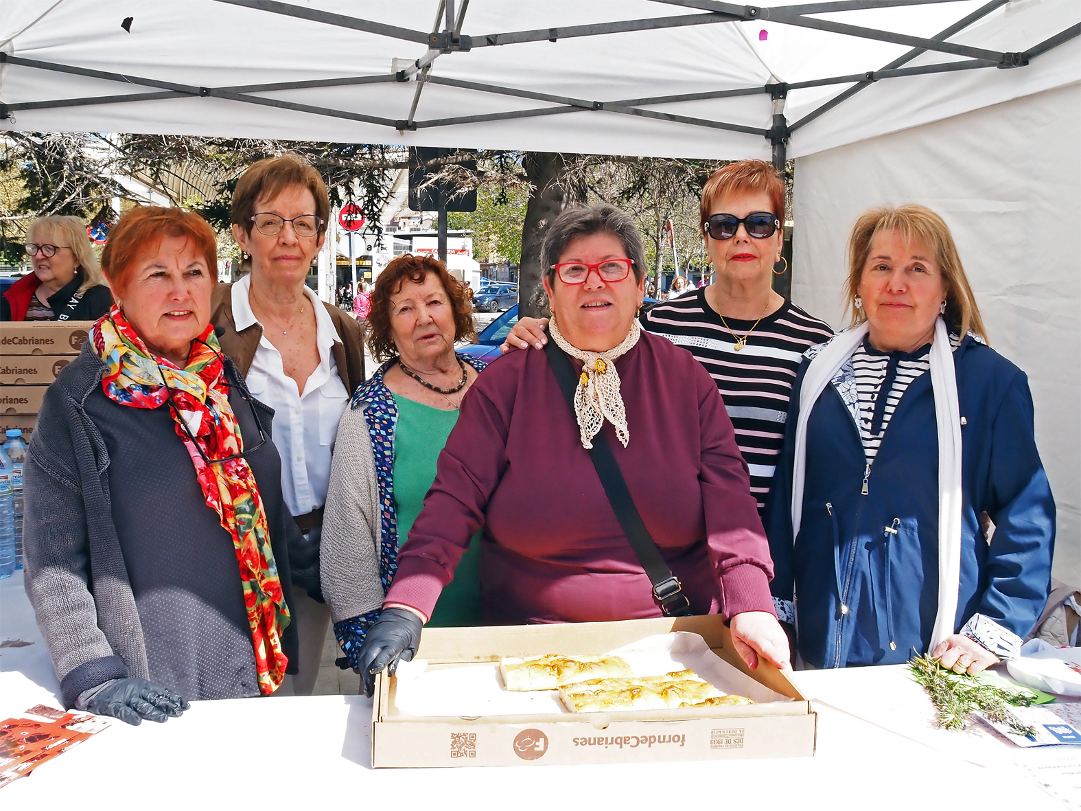 Parada de coca i mistela a la pla&ccedil;a de Sant Joan en les Caramelles de S&uacute;ria 2026.