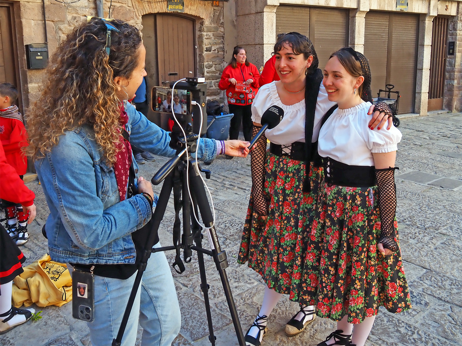 Entrevista a les representants de la Comissi&oacute; de Caramelles, Irene Yerro i Coaner Peramiquel, a la pla&ccedil;a Major del Poble Vell en les Caramelles de S&uacute;ria 2026.