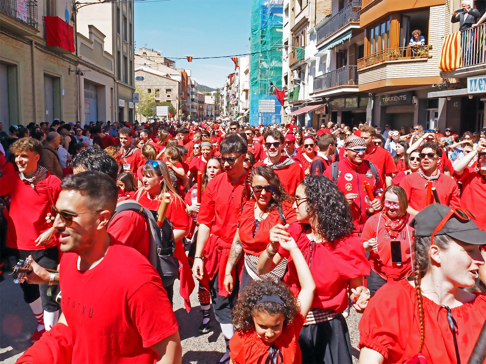 Pas de la colla de l'Altatxu pel carrer González Solesio en les Caramelles de S&uacute;ria 2026.