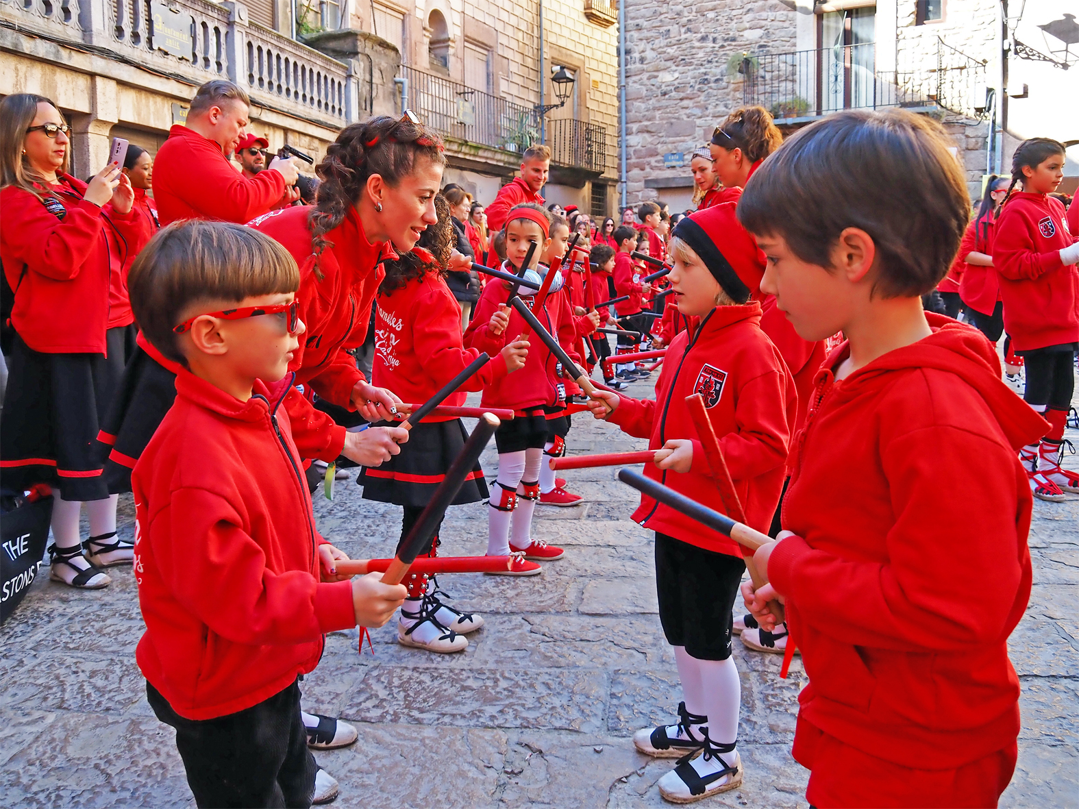 Actuaci&oacute; de la colla d'Altatxets a la pla&ccedil;a Major del Poble Vell en les Caramelles de S&uacute;ria 2026.