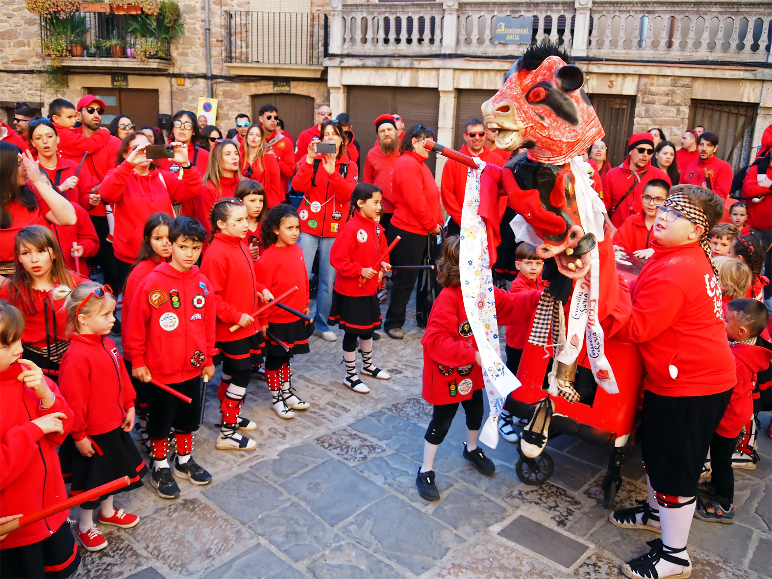 Actuaci&oacute; de la colla d'Altatxets a la pla&ccedil;a Major del Poble Vell en les Caramelles de S&uacute;ria 2026.