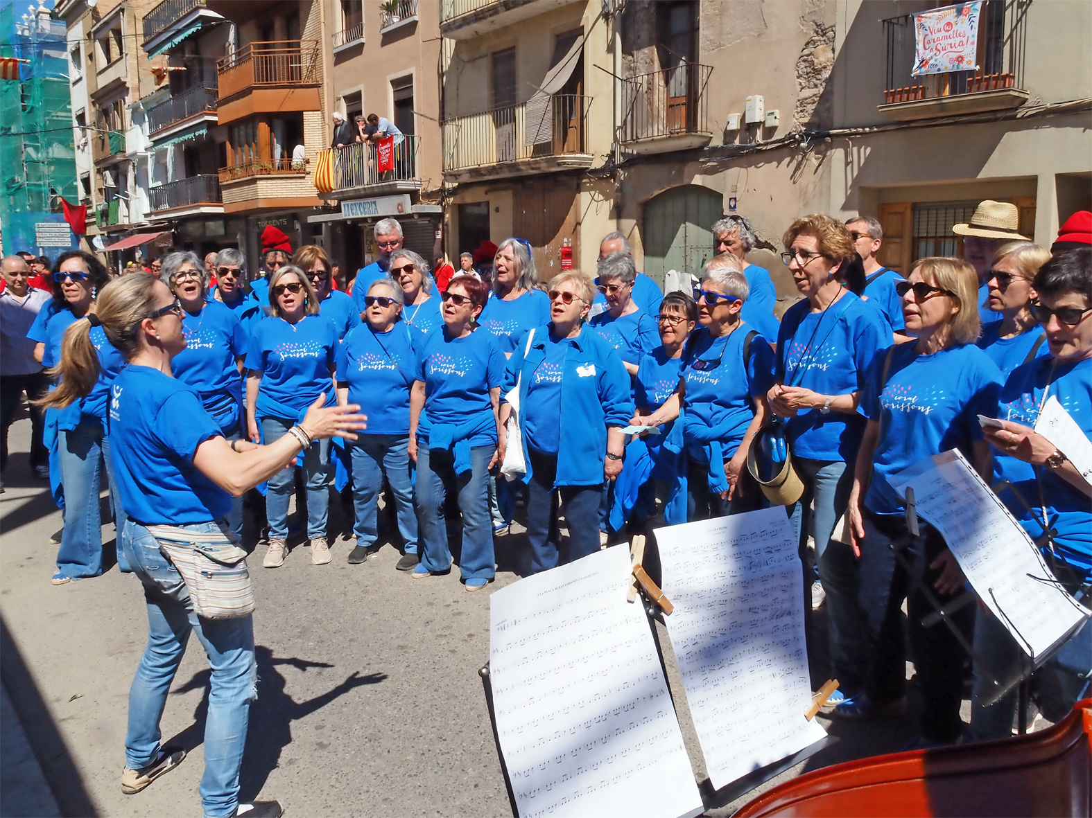 Actuaci&oacute; de la colla de la Coral S&ograve;rissons al carrer González Solesio en les Caramelles de S&uacute;ria 2026.
