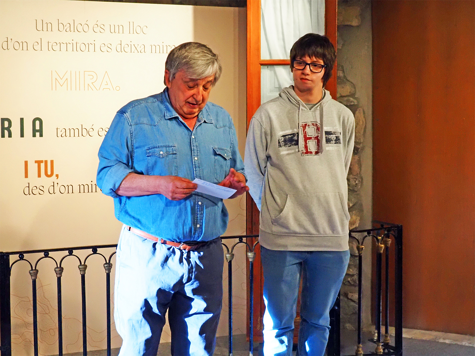 El regidor de Cultura, Albert F&agrave;brega, parla durant l'acte inaugural de l'exposici&oacute; 'Camins i balcons de S&uacute;ria. Mirades de Mart&iacute; Beltran' a la sala Cal Balaguer del Porxo, al costat del fot&ograve;graf surienc Mart&iacute; Beltran.