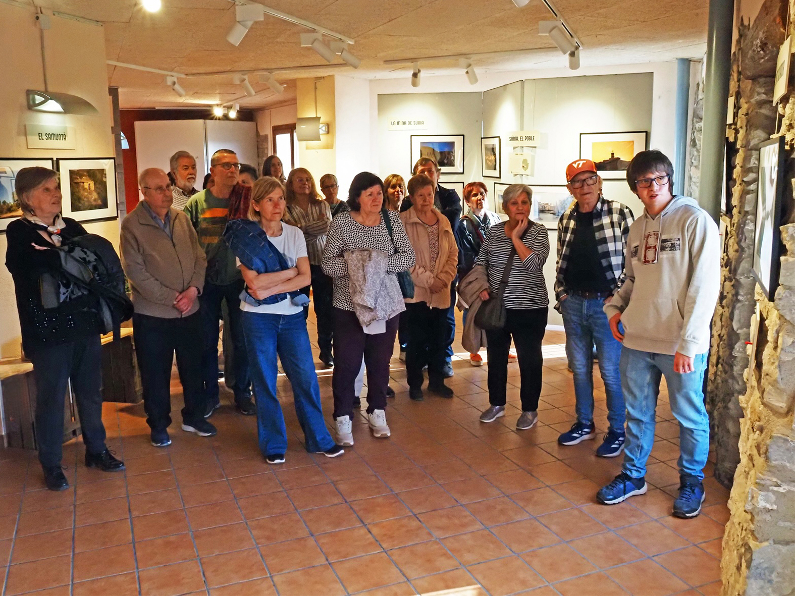 El fot&ograve;graf surienc Mart&iacute; Beltran, durant la visita guiada de l'acte inaugural de l'exposici&oacute; 'Camins i balcons de S&uacute;ria. Mirades de Mart&iacute; Beltran' a la sala Cal Balaguer del Porxo.