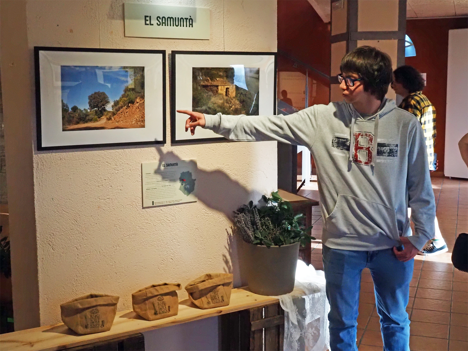 El fot&ograve;graf surienc Mart&iacute; Beltran, durant la visita guiada de l'acte inaugural de l'exposici&oacute; 'Camins i balcons de S&uacute;ria. Mirades de Mart&iacute; Beltran' a la sala Cal Balaguer del Porxo.
