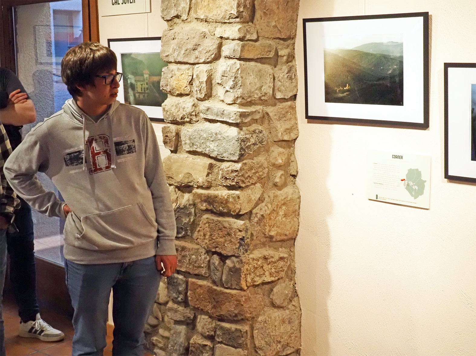 El fot&ograve;graf surienc Mart&iacute; Beltran, durant la visita guiada de l'acte inaugural de l'exposici&oacute; 'Camins i balcons de S&uacute;ria. Mirades de Mart&iacute; Beltran' a la sala Cal Balaguer del Porxo.