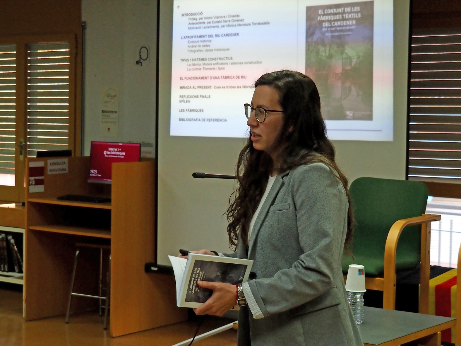 Lâ€™arquitecta i estudiosa solsonina MÃ²nica Mendoza parla durant la presentaciÃ³ del seu llibre 'El conjunt de les fÃ briques tÃ¨xtils del Cardener. QuÃ¨ va ser i quÃ¨ en queda?' a la Biblioteca PÃºblica, dins del cicle 'Per Sant Jordi, llibres de casa'.
