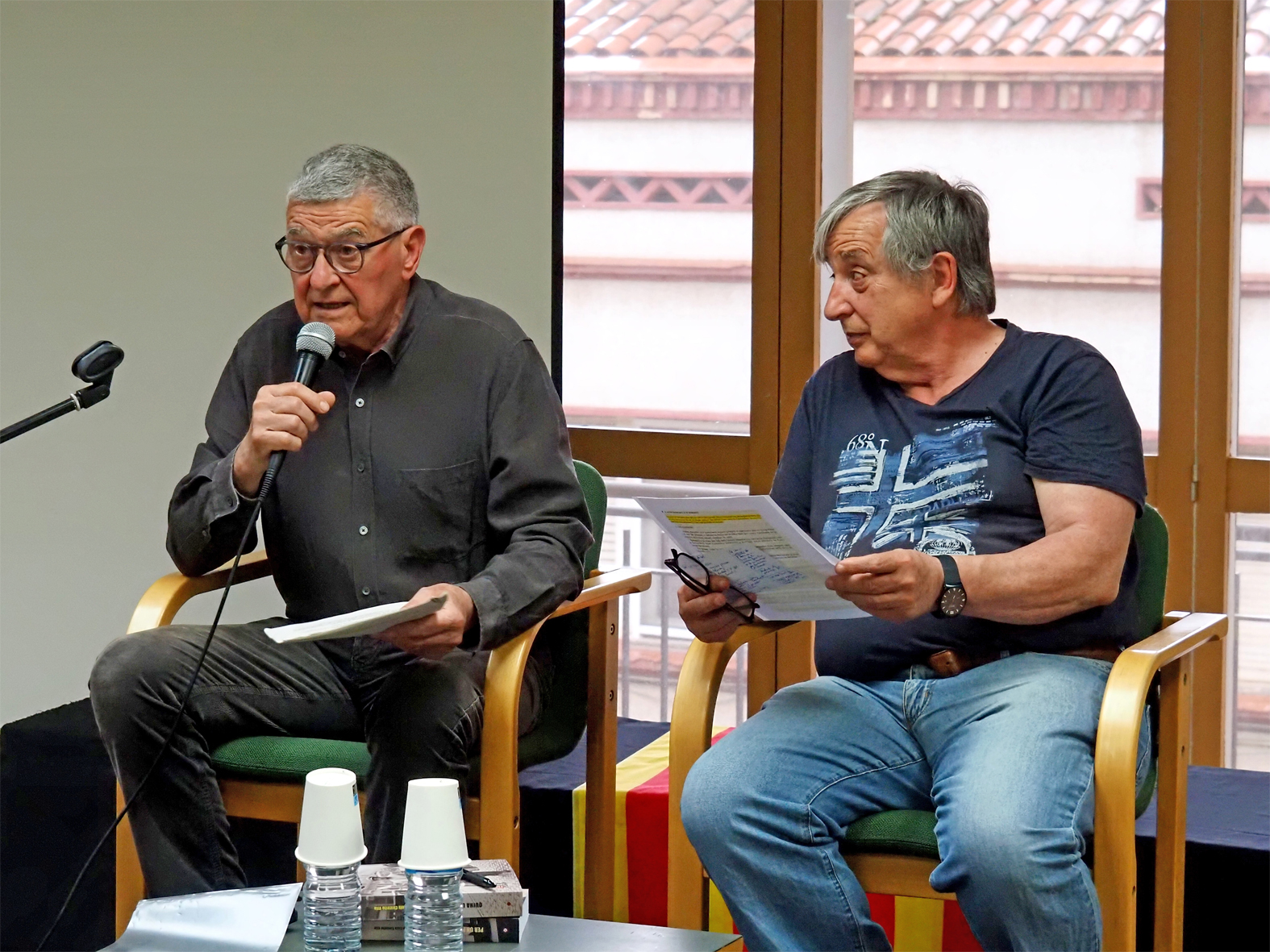 Lâ€™autor barcelonÃ­ Josep LluÃ­s CastellÃ³ parla durant la presentaciÃ³ de les seves novelÂ·les 'Quina llet!' i 'Per un plat de nata', al costat d'Albert FÃ brega, a la Biblioteca PÃºblica, dins del cicle 'Per Sant Jordi, llibres de casa'.