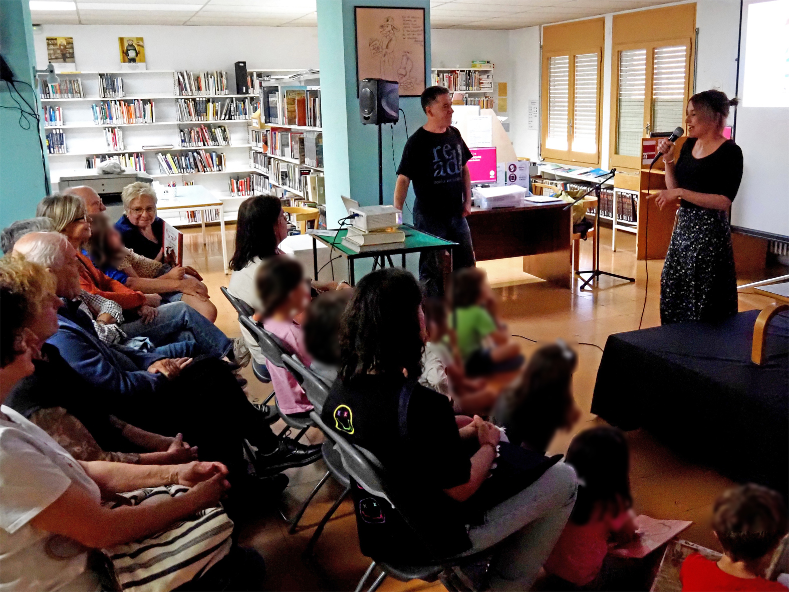 Presentaci&oacute; del llibre 'Un talp al pa&iacute;s dels samurais', amb la il&middot;lustradora surienca Coaner Codina i Mart&iacute; Gironell, a la Biblioteca P&uacute;blica, dins del cicle 'Per Sant Jordi, llibres de casa'.