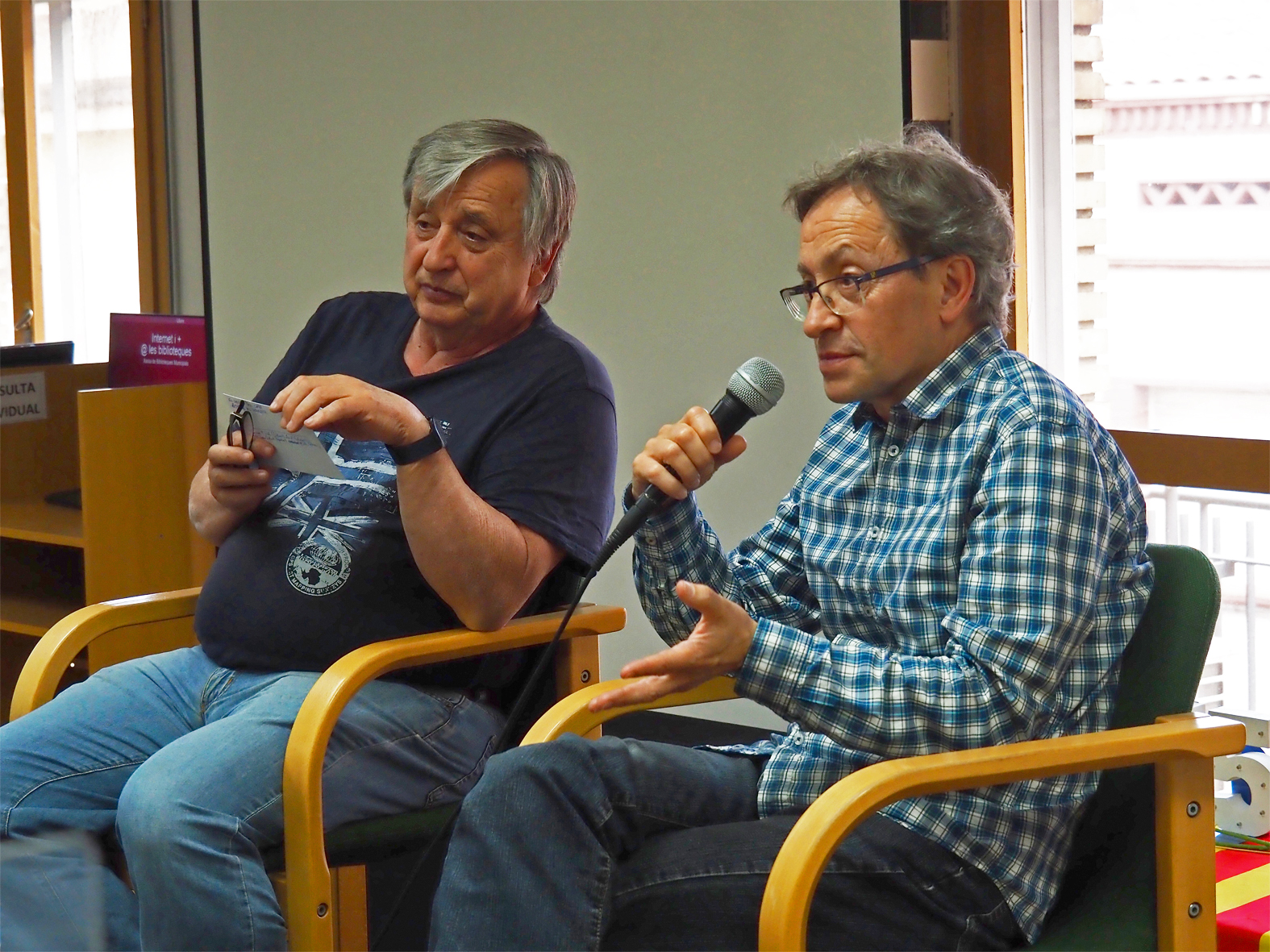 L'autor barcelon&iacute; Francesc Xavier Ambr&ograve;s parla sobre el seu llibre de relats 'El fil de la vida', al costat del regidor de Cultura, Albert F&agrave;brega, a la Biblioteca P&uacute;blica, dins del cicle 'Per Sant Jordi, llibres de casa'.