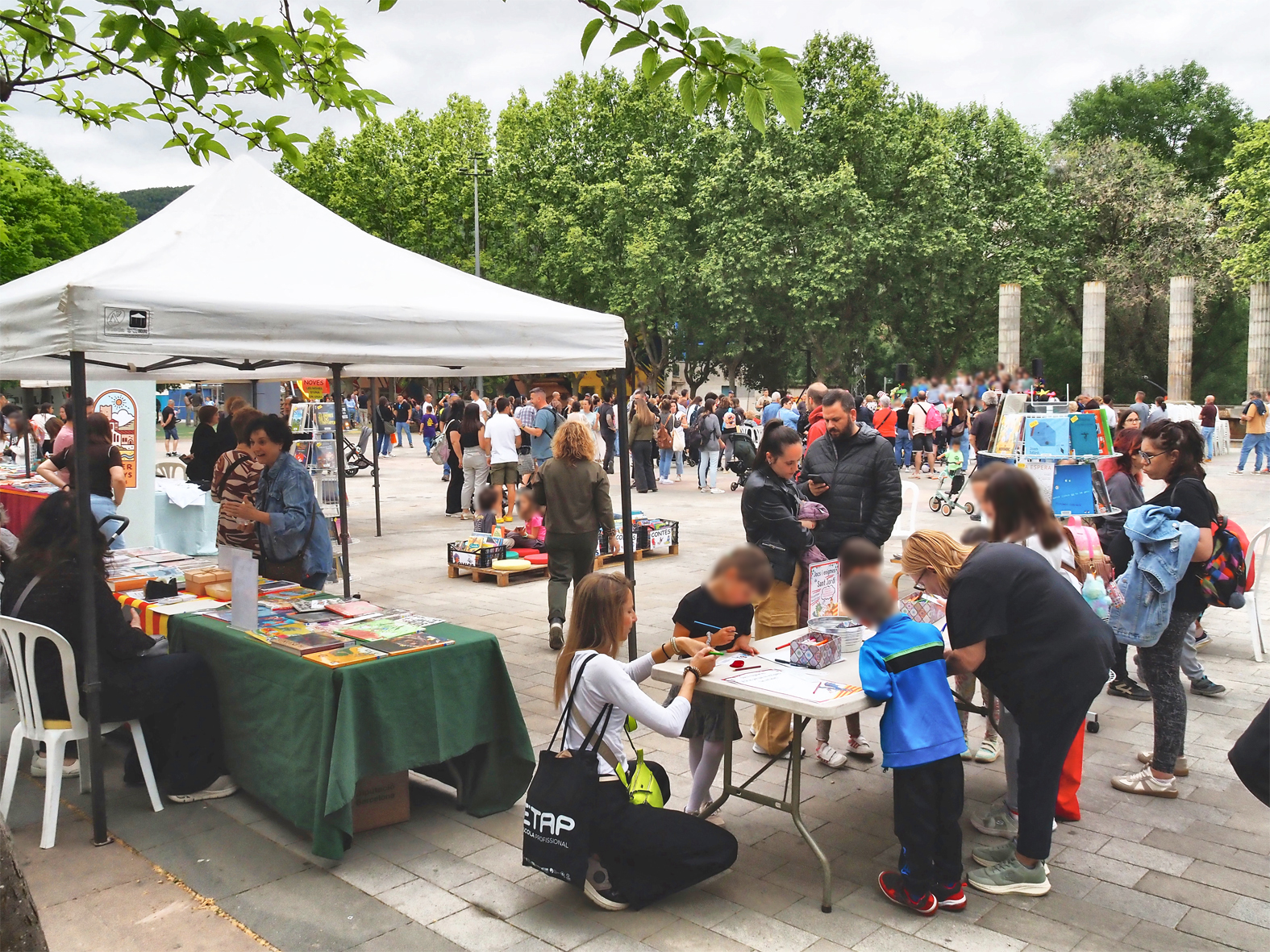 Súria celebra la diada de Sant Jordi amb llibres, roses i molta animació al centre de la vila