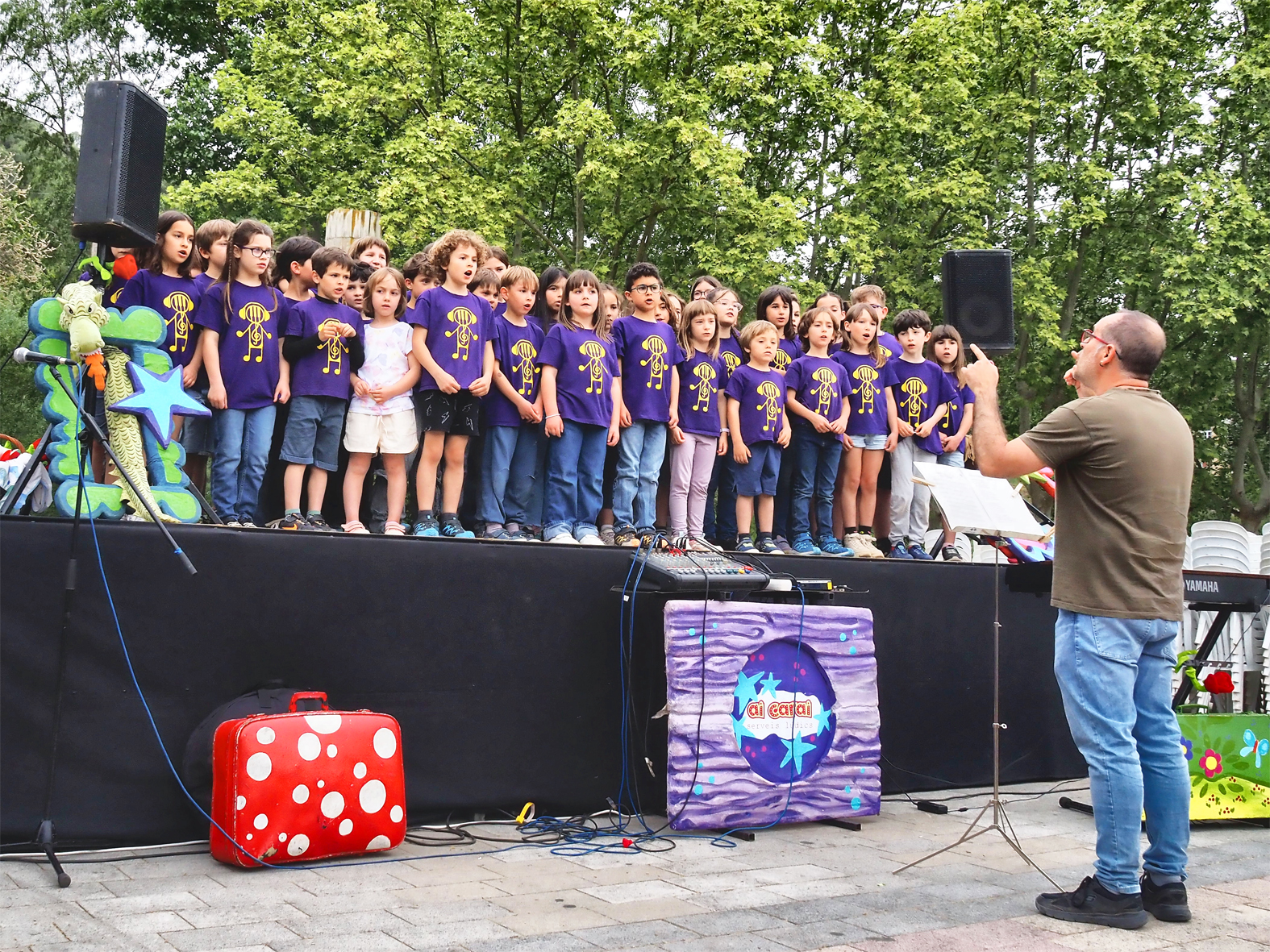 Actuaci&oacute; de les formacions corals de l'Escola Municipal de M&uacute;sica a la pla&ccedil;a de Sant Joan durant la diada de Sant Jordi.