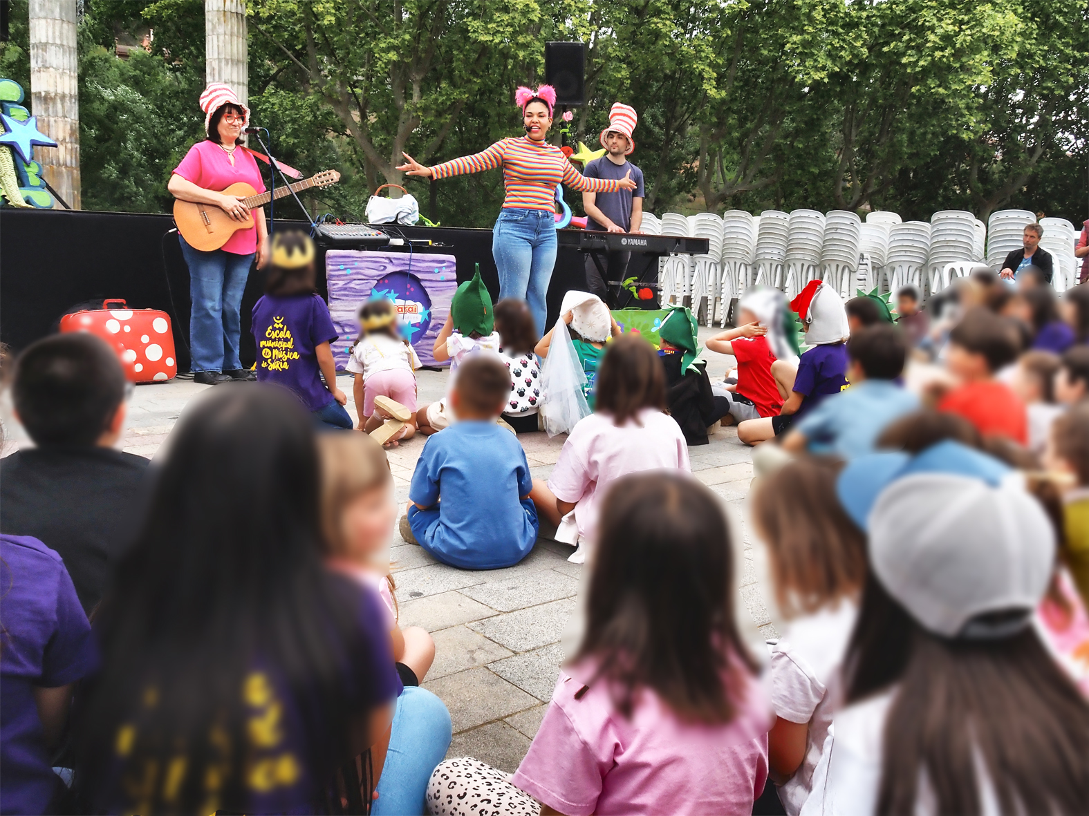 Espectacle d'animaci&oacute; infantil de la companyia Ai Carai a la pla&ccedil;a de Sant Joan durant la diada de Sant Jordi.