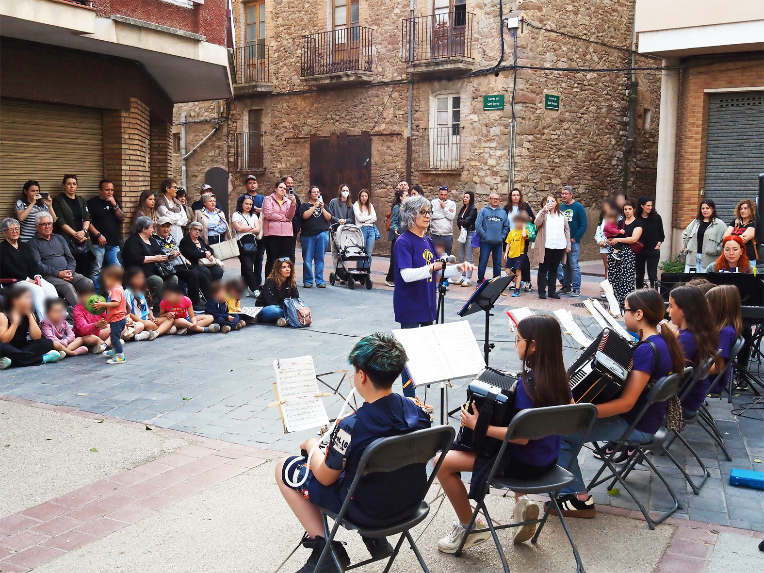 ActuaciÃ³ del grup Inflats i el Combo Infantil de l'Escola Municipal de MÃºsica al carrer MagÃ­ FÃ brega, dins del programa de Sant Jordi a SÃºria.
