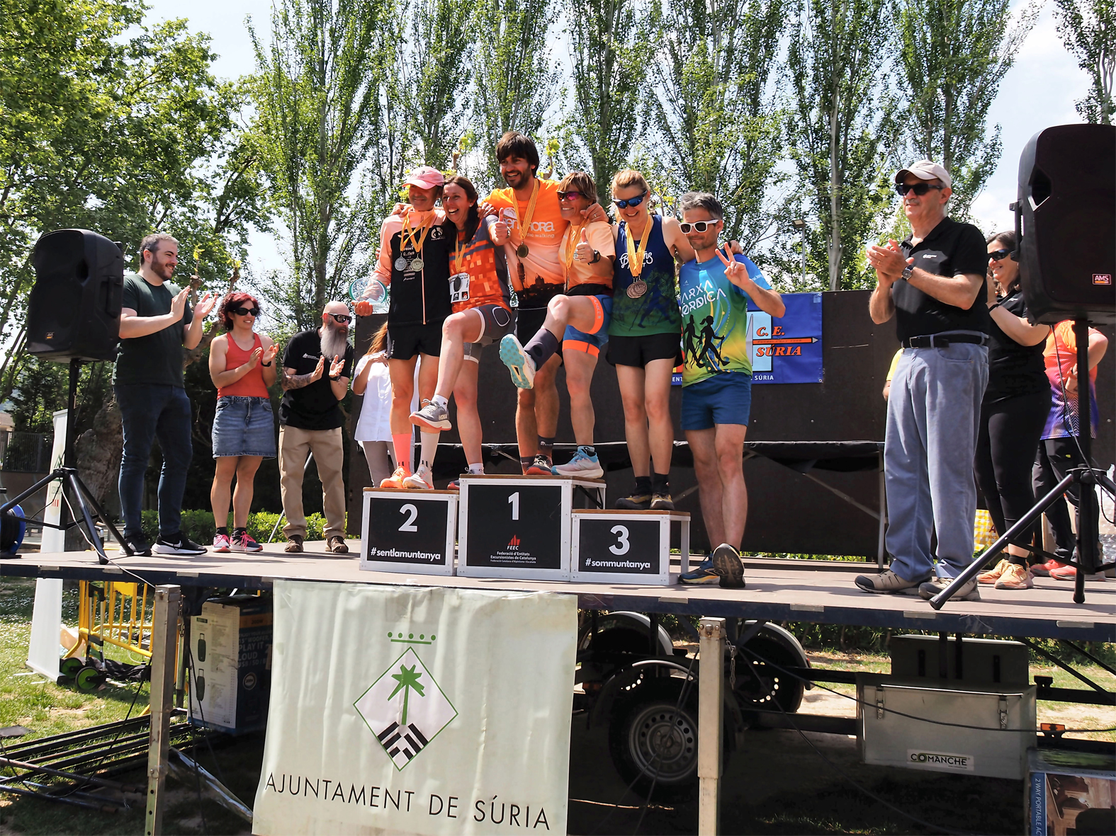 Primers classificats i primeres classificades del 4t Campionat de Catalunya de Marxa N&ograve;rdica 'Vila de S&uacute;ria', al costat de l'alcalde Albert Cober&oacute;, les regidores Alba Mart&iacute;nez i Olga Tena, i representants de la FEEC.