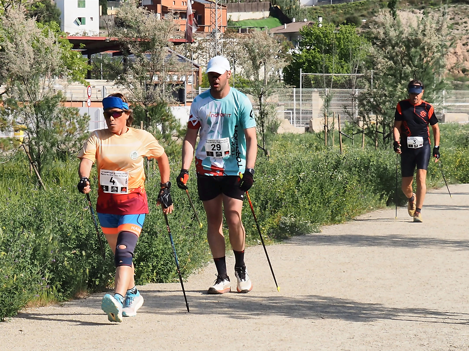 La campiona de Catalunya, la surienca Paqui Qu&iacute;lez, amb altres corredors, durant el 4t Campionat de Catalunya de Marxa N&ograve;rdica 'Vila de S&uacute;ria'.