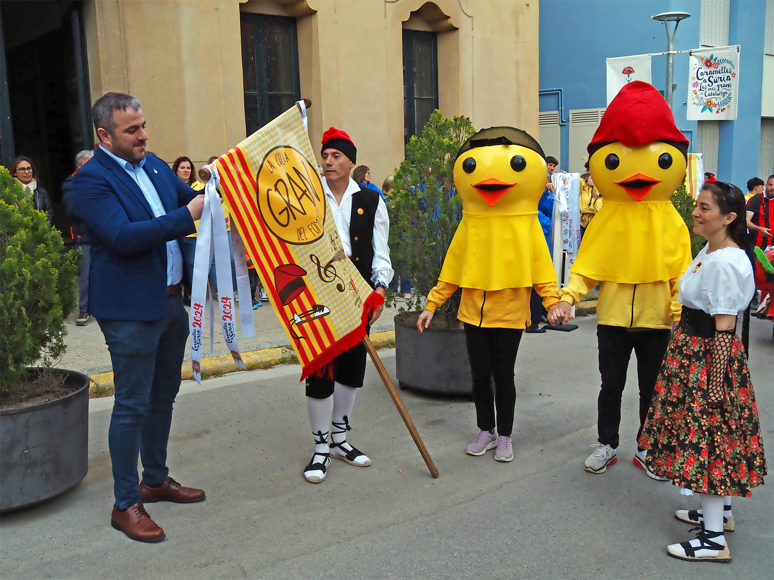 L'alcalde Albert CoberÃ³ lliura la cinta commemorativa a la colla Gran del Foment Cultural en l'acte d'inici de les Caramelles de SÃºria, al davant de la Casa de la Vila.
