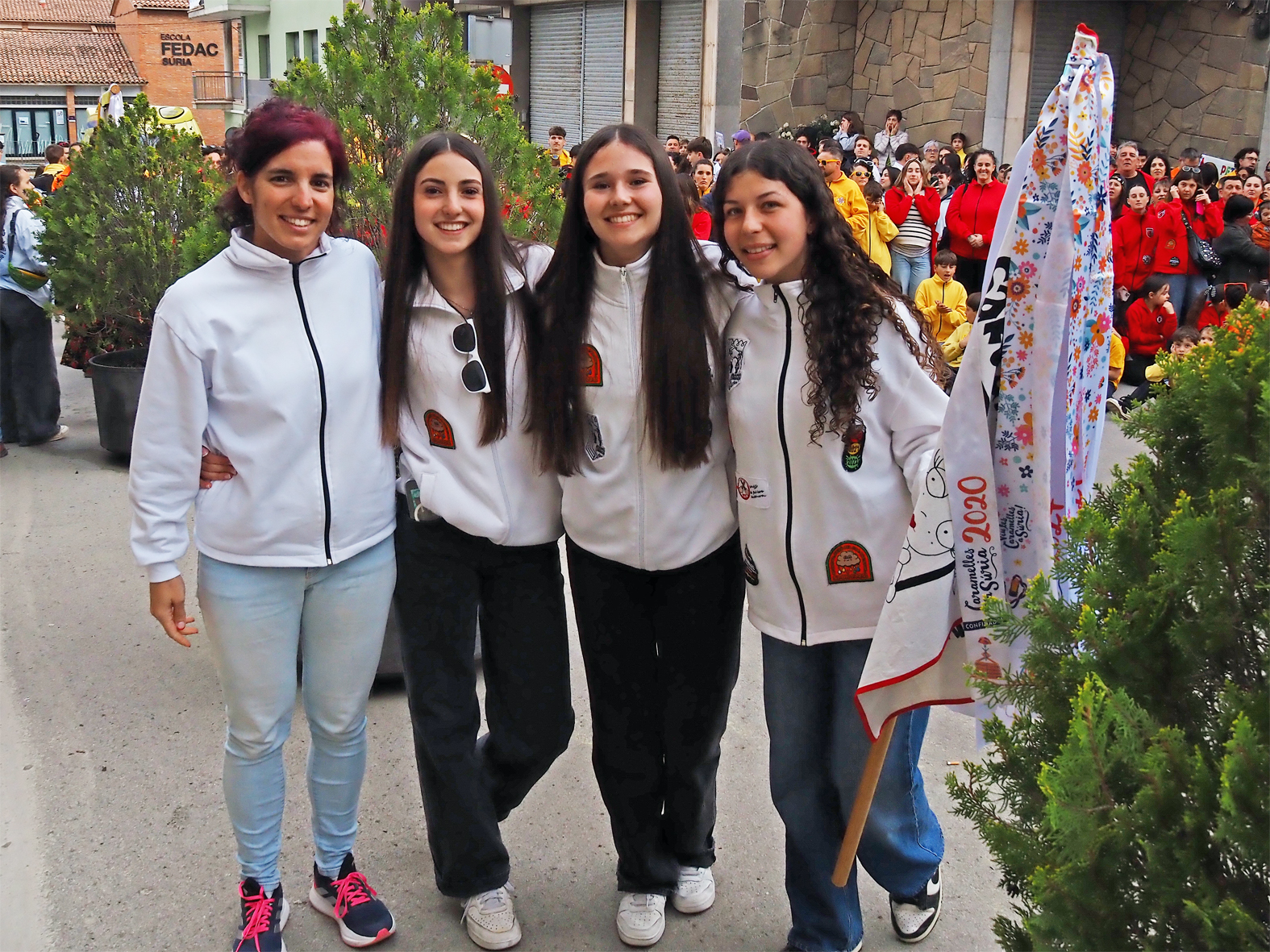La regidora de Festes, Alba MartÃ­nez, amb representants de la colla dels Grans de l'AgrupaciÃ³ Sardanista, desprÃ©s del lliurament de la cinta commemorativa en l'acte d'inici de les Caramelles de SÃºria, al davant de la Casa de la Vila.