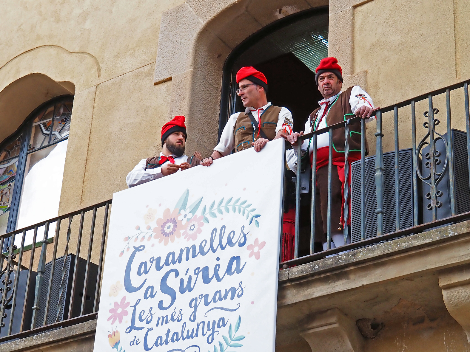 Trabucaires del Tro Gros al balcÃ³ central de la faÃ§ana de la Casa de Vila, durant l'acte d'inici de les Caramelles de SÃºria.